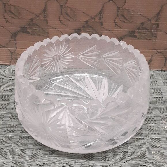Elegant Heavy Cut Glass sawtooth rim 7" Bowl Pinwheel & Star of David Center - Picture 1 of 6